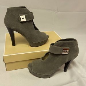 Like new Micheal Kors gray suede ankle bootie